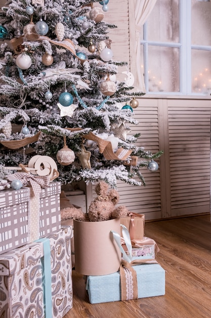 Decoración del hogar con árbol de navidad, regalos, chimenea, medias.