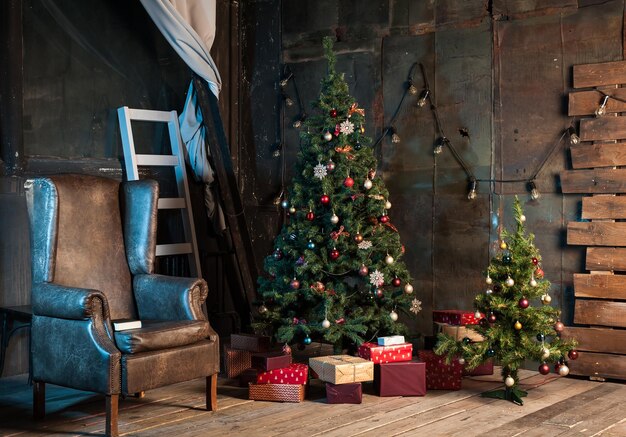 Decoración del hogar de invierno Árbol de Navidad en el interior contra una pared de maderaxA