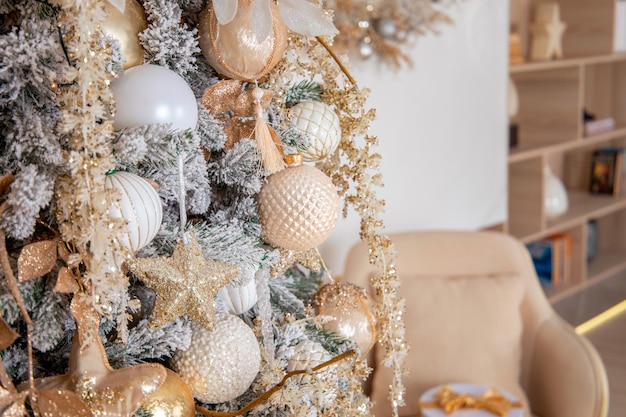 Decoración del hogar de Navidad y año nuevo en colores beige y dorado.