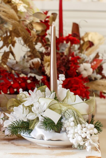 Decoración del hogar de Navidad o año nuevo con velas.