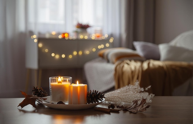 decoración del hogar de otoño e invierno con velas encendidas