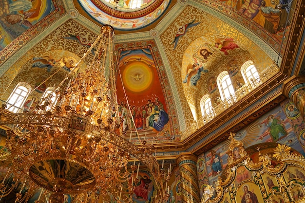 Decoración interior de la catedral en Pochaev Lavra