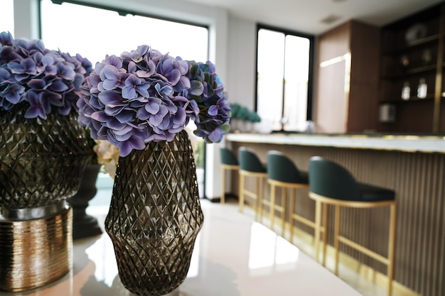 Decoración interior del hogar flores secas en jarrón de vidrio en la decoración de la sala de estar mesa de madera marrón rústica restaurante café interior