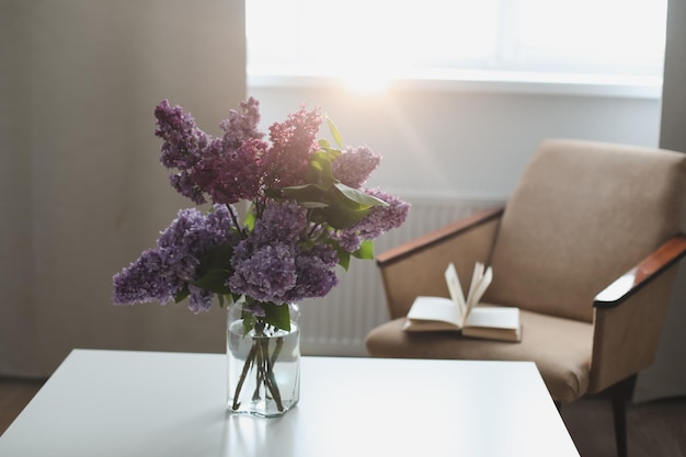 Decoración interior del hogar ramo de lilas en un jarrón sobre la mesa