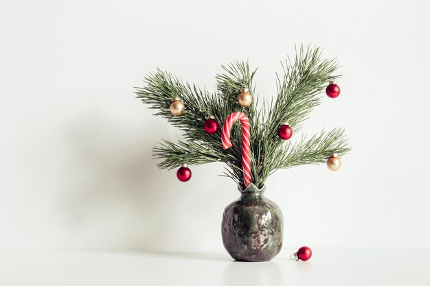 Decoración interior minimalista para Navidad Un ejemplo de pequeño árbol de Navidad o ramo de coníferas de invierno