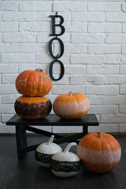 Decoración interior en otoño al estilo de Halloween con la inscripción boo