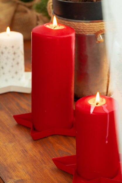 Decoración interior con velas de navidad rojas y blancas