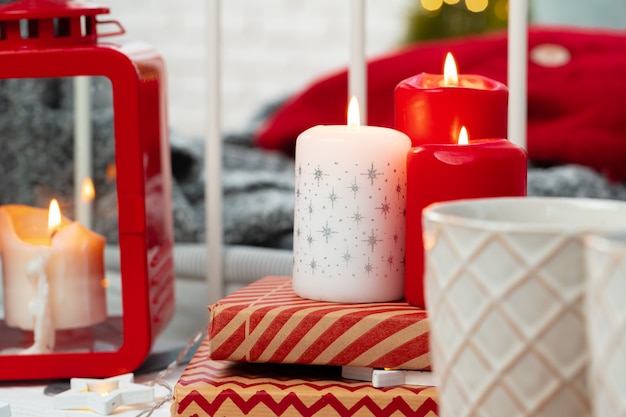 Decoración interior con velas de navidad rojas y blancas