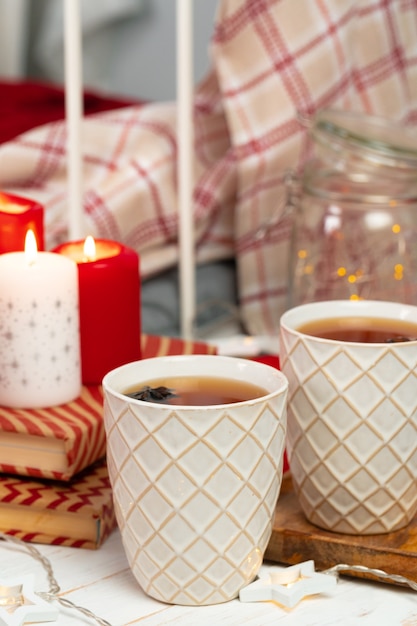 Decoración de interiores con velas navideñas rojas y blancas