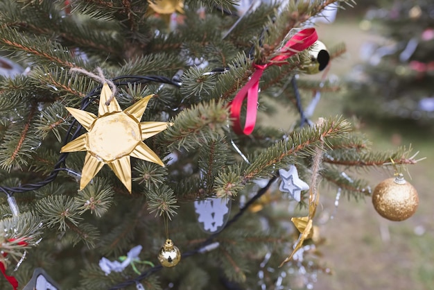 Decoración de lámina de bricolaje en un árbol de Navidad