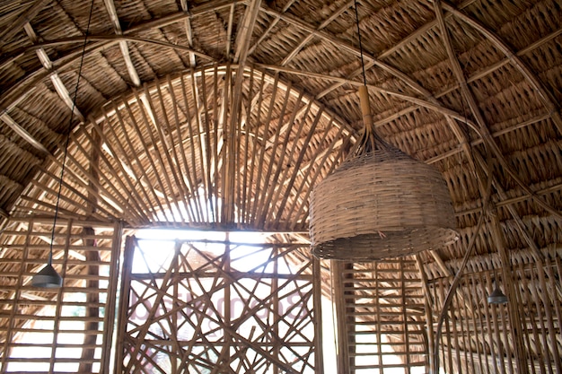 Decoración lámpara de bambú en casa de bambú.