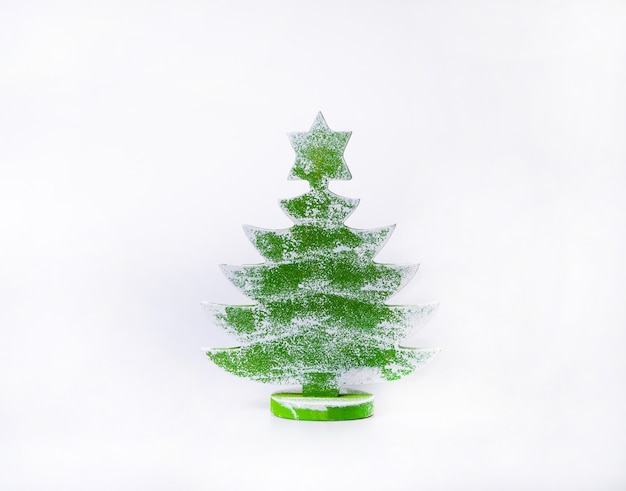 Decoración de madera del árbol de navidad en blanco. inspiración navideña.