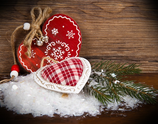 Decoración de madera del corazón de la Navidad en fondo de madera