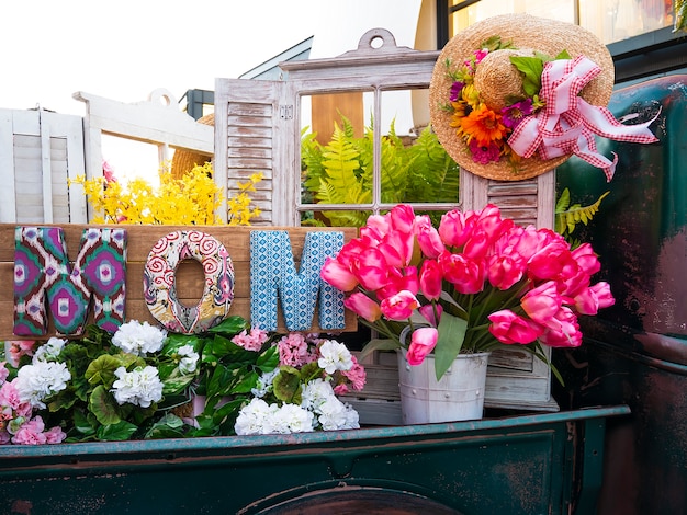 Foto decoración de madera y flores para el día de la madre.