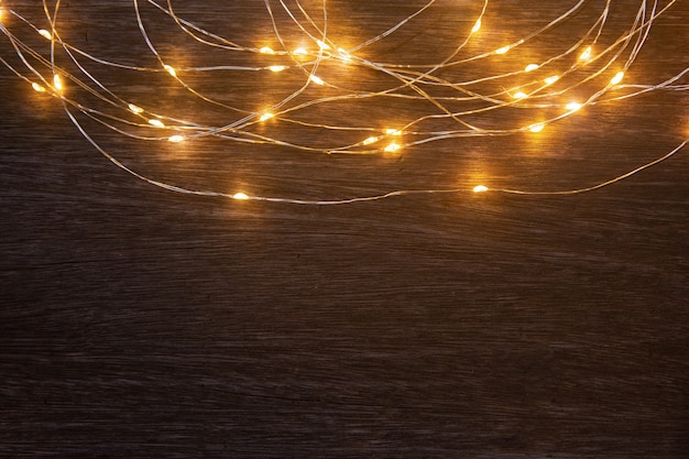 Decoración de marco de luces de Navidad en madera oscura con espacio de copia.