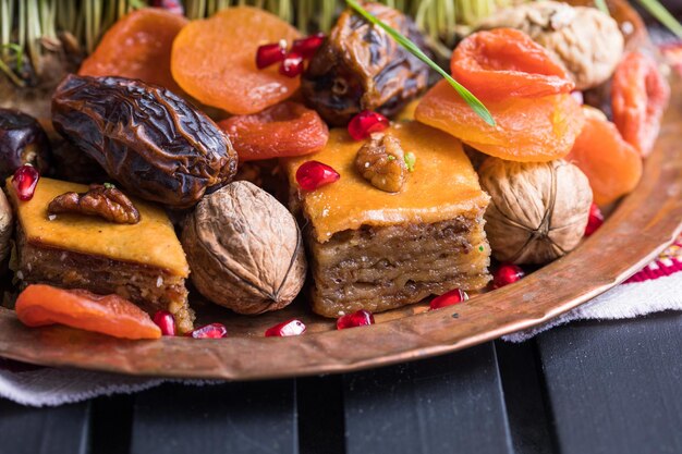 Decoración de la mesa de ajuste de Novruz, pasto de trigo, pastelería nacional de Azerbaiyán pakhlava, celebración de año nuevo sring, despertar de la naturaleza