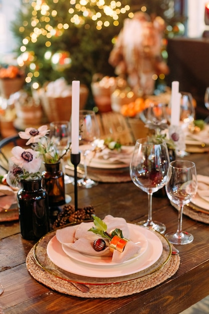 Decoración de mesa de año nuevo en un restaurante fiesta festiva detalles brillantes