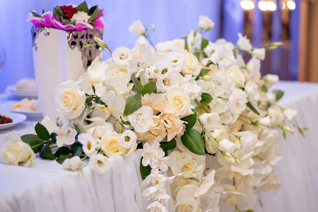 Decoración de mesa de banquete de boda de flores que sirven rosas