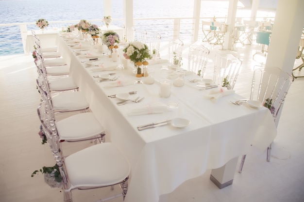 Decoración de mesa de boda al aire libre en el fondo del mar