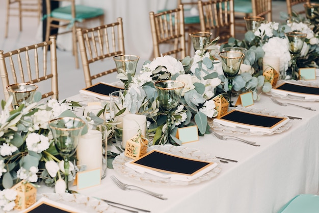 Decoración de mesa de boda en blanco y verde