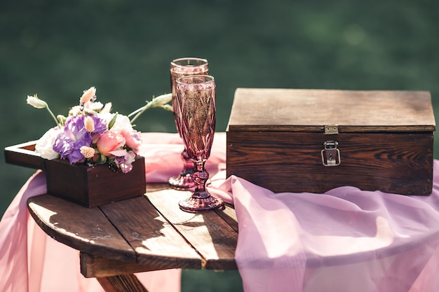 Decoración de la mesa de boda para la ceremonia.