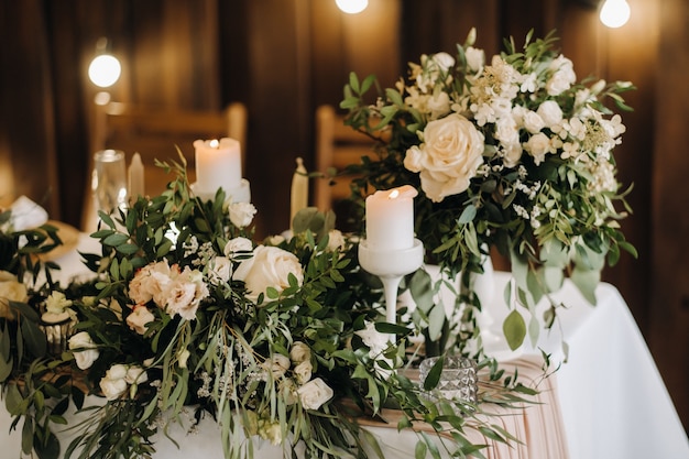 Decoración de mesa de boda con flores en la mesa en el castillo, decoración de mesa para cenar a la luz de las velas.Cena con velas