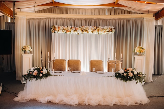 Decoración de mesa de boda con flores en la mesa en el castillo, decoración de mesa para cenar a la luz de las velas.