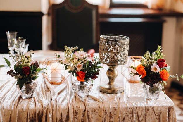 Decoración de mesa de boda con flores en la mesa en el castillo, decoración de mesa para cenar a la luz de las velas.