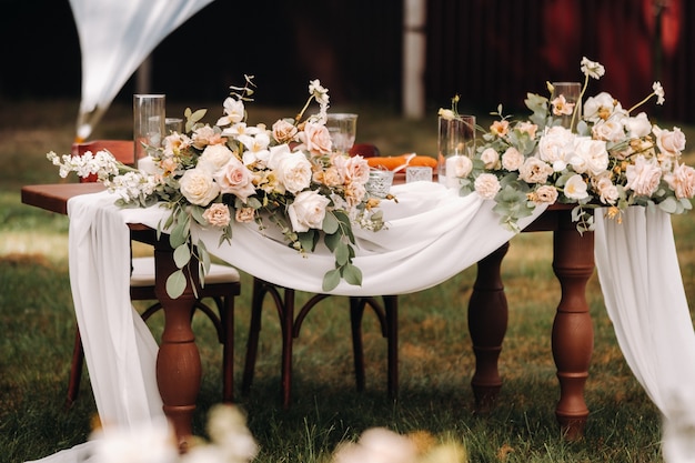 Decoración de la mesa de boda con flores en la mesa, decoración de la mesa de la cena.