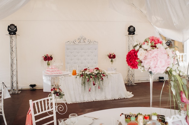 Decoración de mesa de boda con flores sobre la mesa en el castillo, decoración de mesa para cenar a la luz de las velas.Cena con velas.