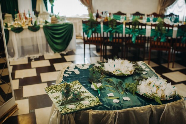 Decoración de la mesa de boda con flores sobre la mesa en estilo verde, decoración de la mesa de la cena