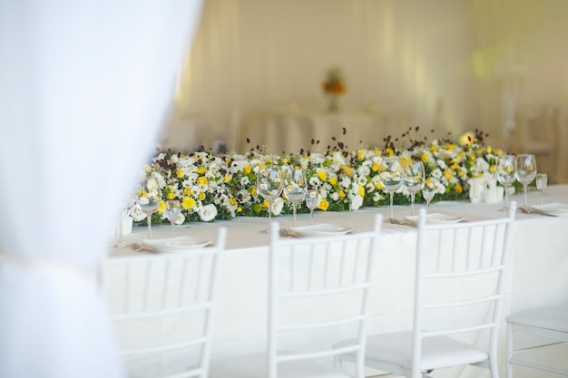 Decoración de mesa de boda con flores.