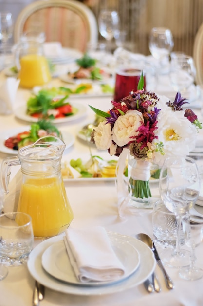 Decoración de la mesa de boda. Hermosa mesa puesta para una fiesta de eventos o una recepción de boda