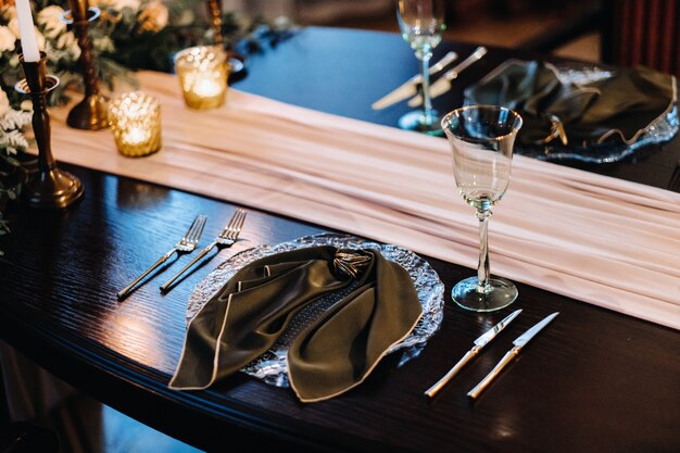 Foto decoración de la mesa de boda en la mesa del castillo, cubiertos en la mesa.