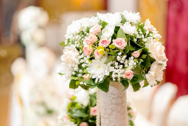 Decoración de mesa de boda con rosas.