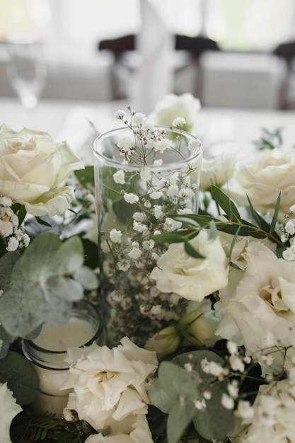 Decoración de la mesa de bodas de los novios velas gypsophila eustoma rosa eucalipto