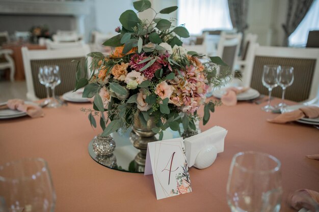 Decoración de una mesa de bodas de vacaciones en restaurante.