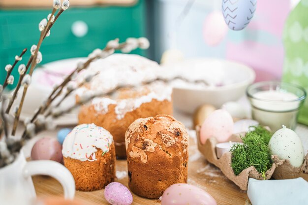 Foto decoración de la mesa para la celebración de pascua en la cocinapaisaje de mesa para las vacaciones de pascua en casacristianismo festivo tradicional religioso familiarcomida de comida católicahuevos de color poppastelconejito divertidocaramelo dulce