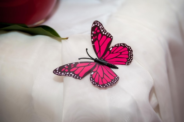 Decoración de mesa en una cena de gala evento formal corporativo banquete mariposas rosas en el mantel Primer plano