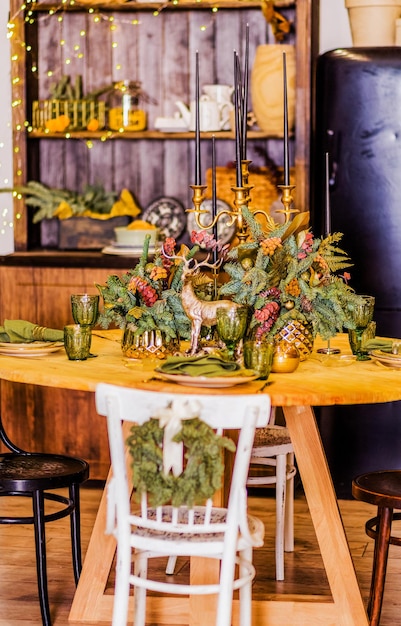 Decoración de mesa de comedor de año nuevo de lujo en la cocina. Foto