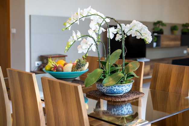 Decoración en mesa de comedor con frutas y flores.