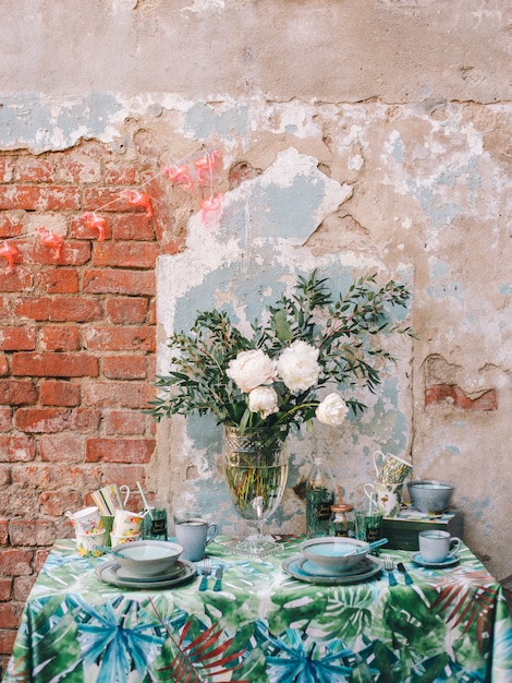 La decoración y la mesa para una comida o unas vacaciones. Utensilios de mesa