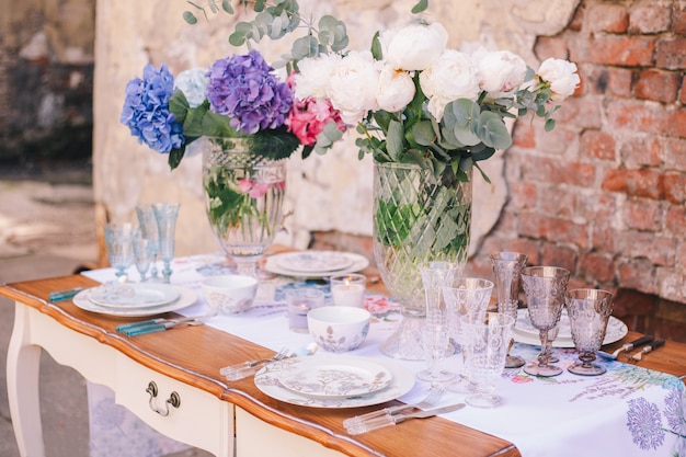 La decoración y la mesa para una comida o unas vacaciones. Utensilios de mesa