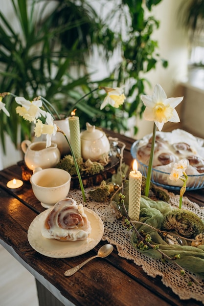 Decoración de una mesa festiva en un estilo rústico productos de madera musgo floristería dulce horneado