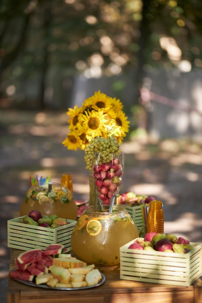 decoración de mesa festiva en una fiesta de verano flores en un jarrón frutas y verduras