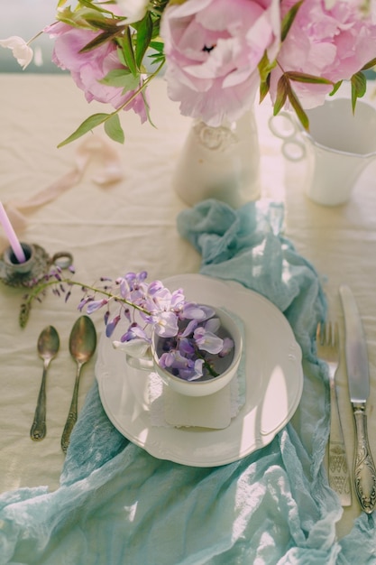 decoración de la mesa festiva con flores en colores delicados y tonos claros