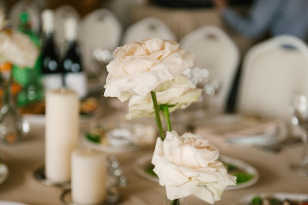 Decoración de la mesa festiva con rosas blancas.