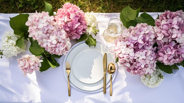 Decoración de mesa floral para bodas o cenas formales, celebración de vacaciones, paisaje de mesa con flores de hortensia en el jardín de campo inglés y decoración de mesa de vino floral para cenas familiares, fiestas y estilo casero.