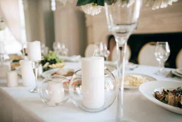 Decoración de mesa con flores blancas y velas para una fiesta o recepción de bodax9