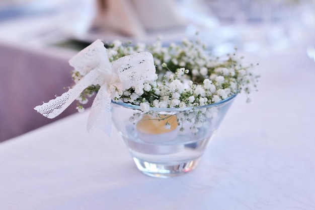 Decoración de mesa con flores, números de mesa y velas.